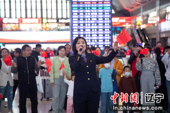 沈阳站快闪迎国庆 奏响爱国最强音_沈阳站快闪迎国庆 奏响爱国最强音_