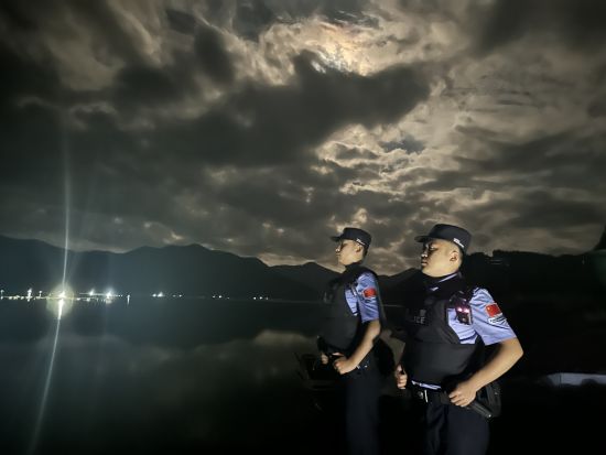 中秋佳节，警察站岗！他们用忠诚奉献绘就平安和美画卷