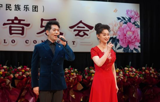 辽宁歌舞团歌唱演员季虹和李东海共同演唱歌曲《我和我的祖国》。姚荣嘉摄