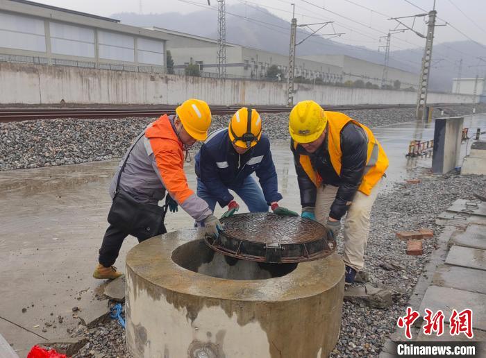 （新春走基层）铁轨下4米的“供水侠”：方寸之地显身手__（新春走基层）铁轨下4米的“供水侠”：方寸之地显身手