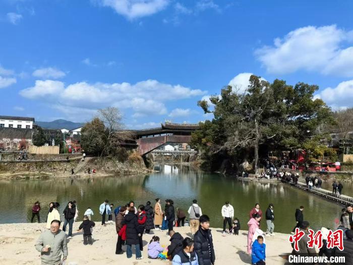 _（新春见闻）寻味中国年 海内外游客爱上古建游_（新春见闻）寻味中国年 海内外游客爱上古建游